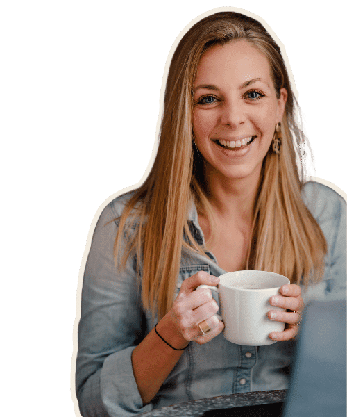 Photo de Marion d'Hashtag Orga souriant et tenant une tasse de café